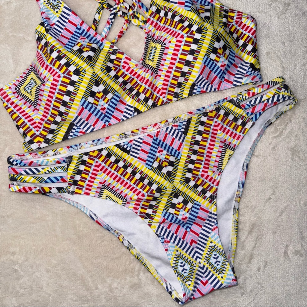 Boutique Colorful Geometric Strappy Bikini Set - Picture 5 of 12